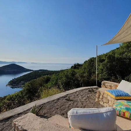 Albatross Willa Sivota